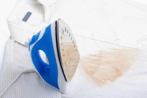 Marques jaunes sur les vêtements provenant d'un générateur de vapeur sale