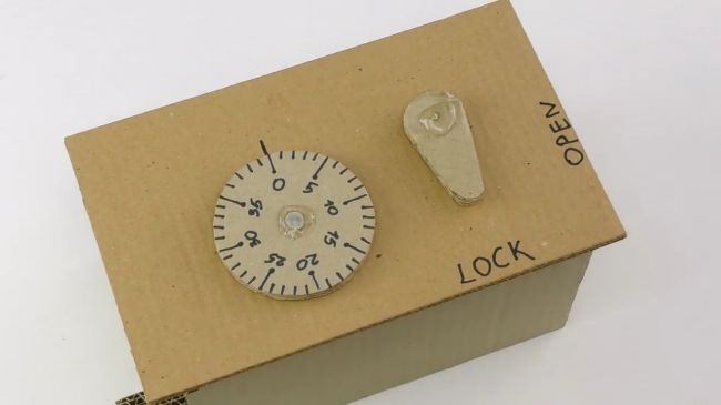 fabriquer un coffre-fort en carton