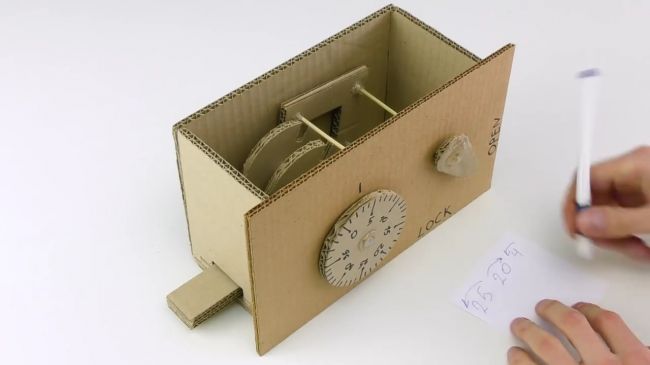 fabriquer un coffre-fort en carton