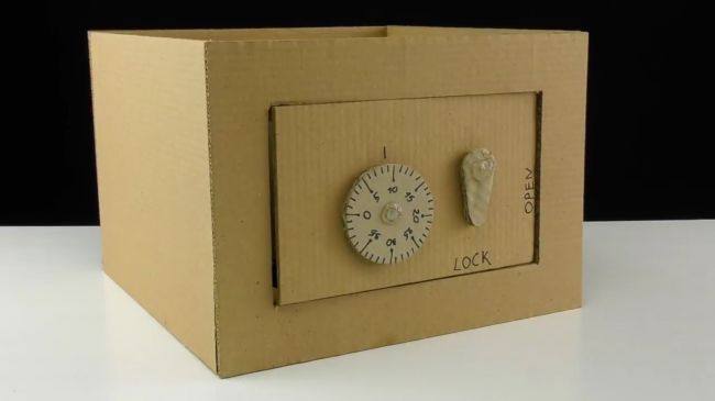 fabriquer un coffre-fort en carton
