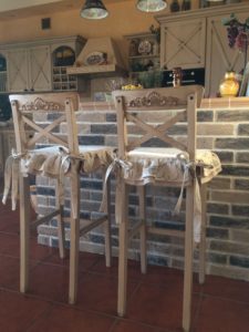 Housse de tabouret de bar en tissu.