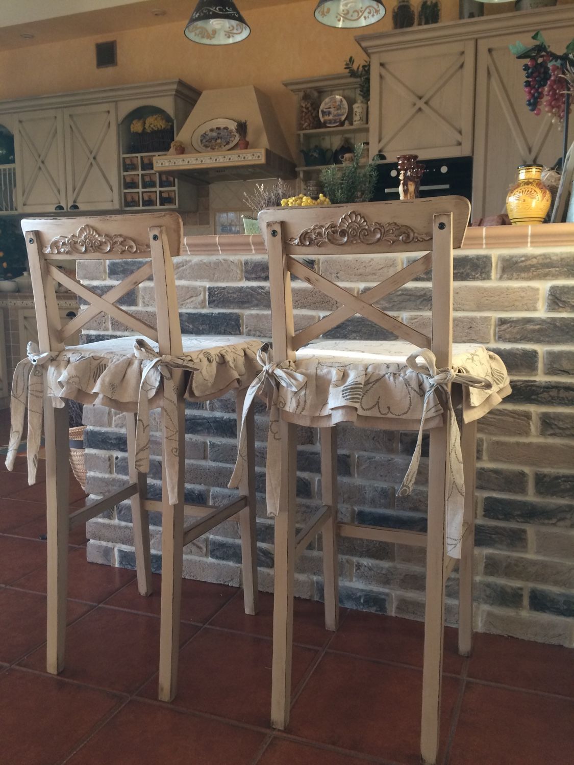 Housse de tabouret de bar en tissu.