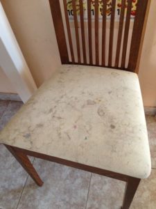 Revêtement de chaise sale.