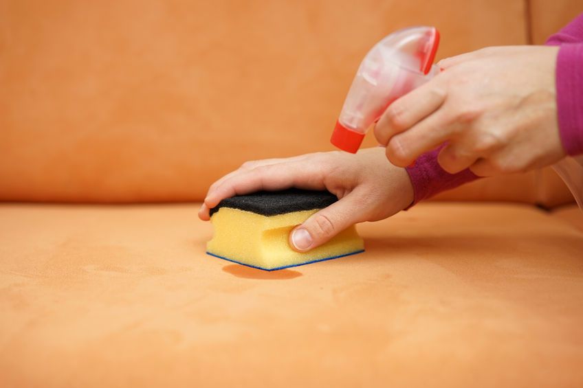 Nettoyer le rembourrage d'une chaise à la maison.