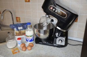 Avec un batteur planétaire, il est facile de pétrir la pâte.