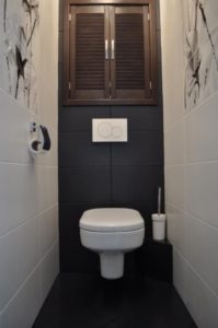 Décorer le meuble derrière les toilettes