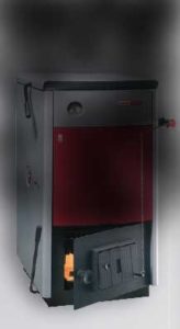 La chaudière à combustible solide fume.