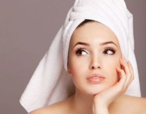 Séchez-vous la tête avec une serviette.