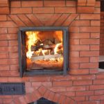 Brûler du bois dans le poêle.