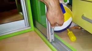 Comment ajuster les portes de placard si elles tombent