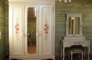 Comment créer une armoire moderne à partir d'une vieille armoire 