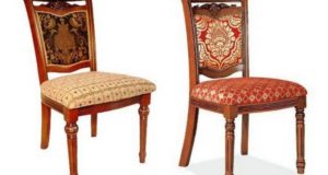 Chaises recouvertes de tissu.