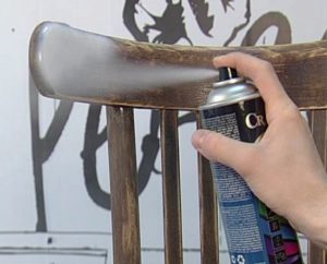 Peindre une chaise au pistolet 