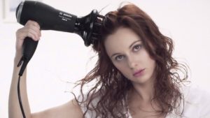 Comment utiliser un diffuseur dans un sèche-cheveux pour du volume.