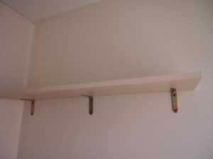 Accrochez l'étagère vous-même