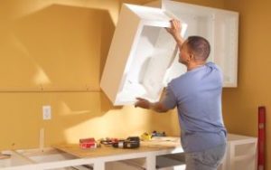 Accrocher un meuble dans la cuisine