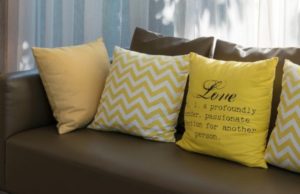 Comment bien laver les taches vertes d'un canapé en cuir