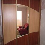 Comment fixer un miroir sur une porte de placard.