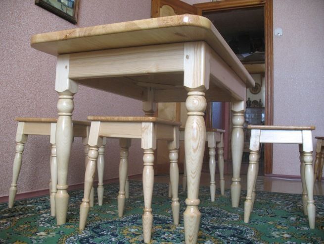 Table avec pieds faits maison.