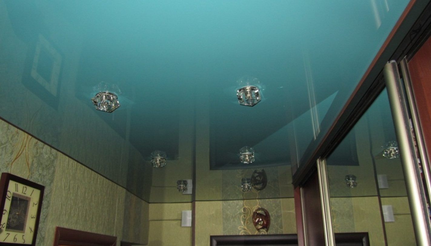 Plafond tendu et armoire