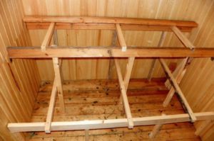 Cadre d'étagère de bain avec poteaux verticaux.