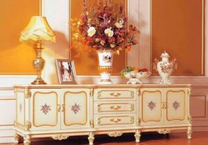 Coffres de styles différents.