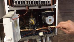 La chaudière évacue l'excès d'air