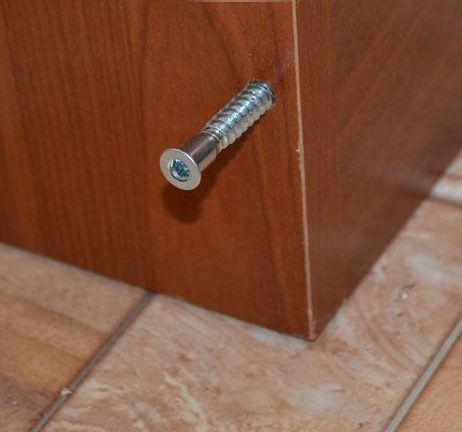 Fixation de l'étagère avec des Eurovis.