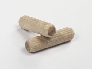 Fixation de l'étagère à une cheville.