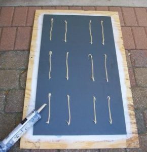 Fixation du miroir à l'aide de composés spéciaux.