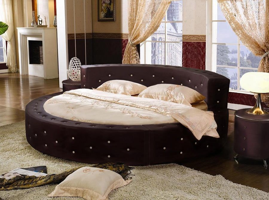 Le lit est de forme ronde.