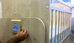 Lit bébé avec pendule électrique.