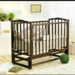 Une crèche avec un pendule longitudinal.