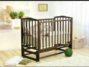 Une crèche avec un pendule longitudinal.