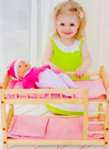 Lit de poupée en bois.