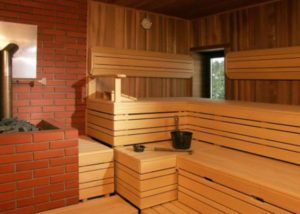 Espace pour étagères dans les bains publics.