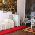 Est-il possible d'accrocher des icônes au-dessus du lit ?