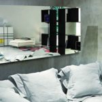 Est-il possible d'accrocher un miroir en face du lit ?