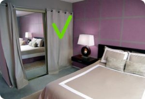 Placer des écrans face au miroir.