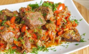 Viande aux légumes. 