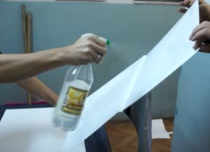 Nous collons le film sur le meuble par voie humide.