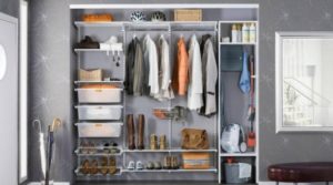 Remplir une armoire dans le couloir.