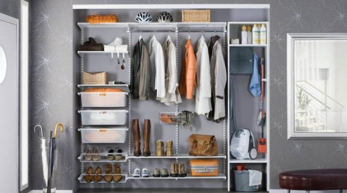 Remplir une armoire dans le couloir.