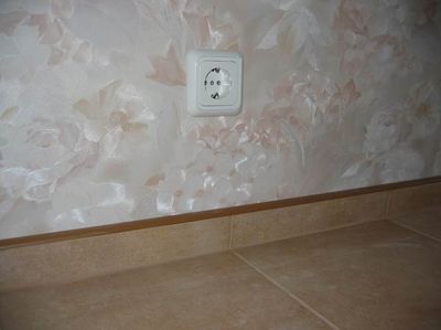 Des carreaux au lieu de plinthes.