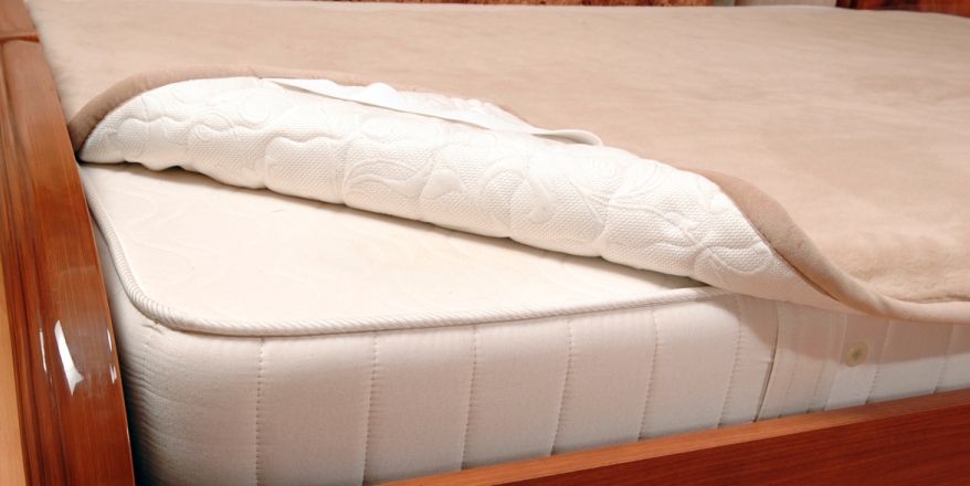 Matelas orthopédique dans le lit.