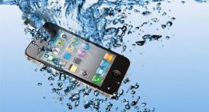 Le téléphone est tombé à l'eau.