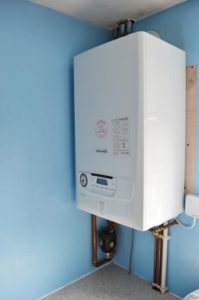 Chaudière à parapet dans la maison.