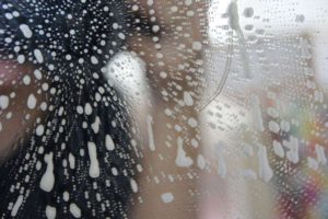 Pourquoi des marques apparaissent-elles sur le miroir ?