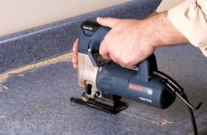 Préparation des meubles pour l'installation de l'évier.