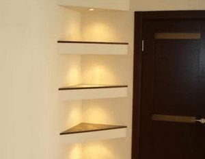 Peinture et éclairage des étagères en plaques de plâtre.